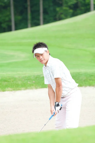 昼間ゴルフをする若い日本人男性 — ストック写真
