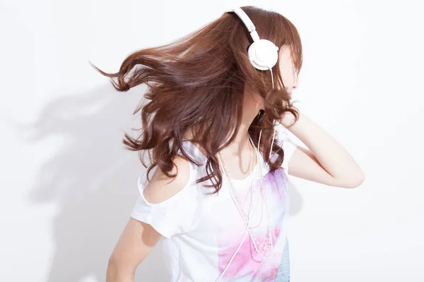 Mujer Asiática Escuchando Música Auriculares — Foto de Stock