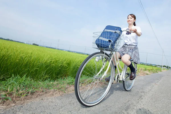 Sourire Asiatique Écolière Équitation Vélo Dans Campagne — Photo