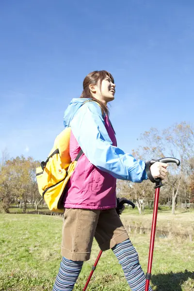Jeune Femme Japonaise Avec Sac Dos Jaune Trekking Dans Parc — Photo