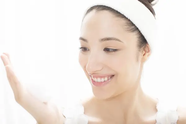 顔を洗う日本の女性 顔を洗う若い女性のクローズアップポートレート — ストック写真