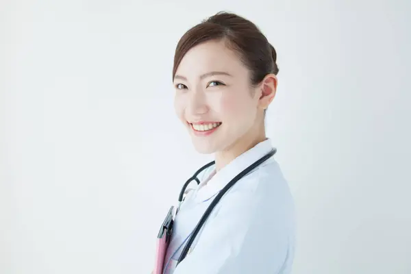 日本女护士拿着剪贴板的肖像 — 图库照片