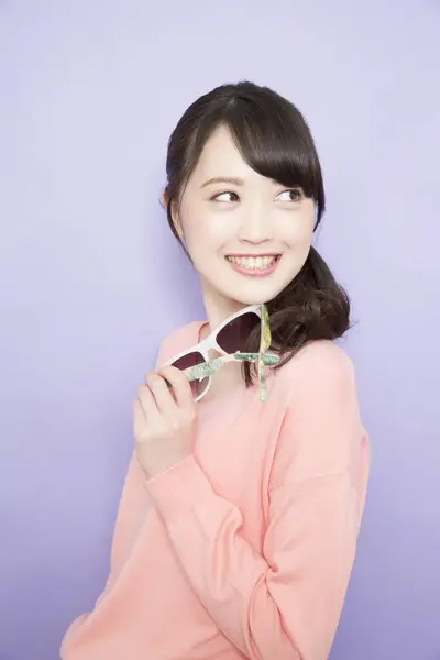 Sorridente Asiatica Giovane Donna Con Occhiali Sole Posa Studio — Foto Stock