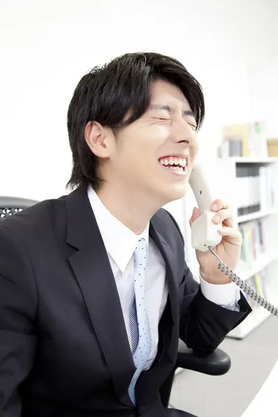 Sorridente Asiático Empresário Falando Telefone Local Trabalho — Fotografia de Stock