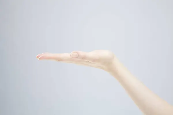 白い背景に女性の手のジェスチャーのクローズアップ — ストック写真