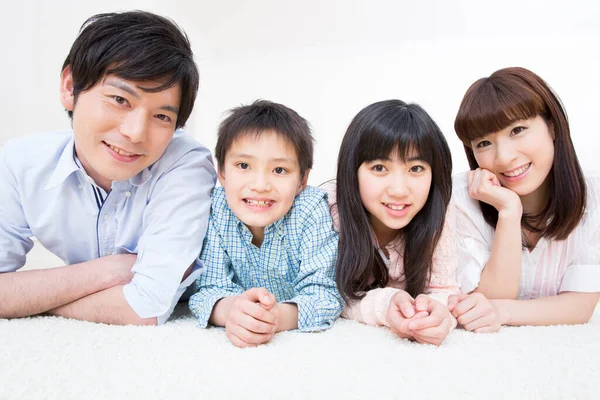 Retrato Familia Japonesa Feliz Posando Casa —  Fotos de Stock