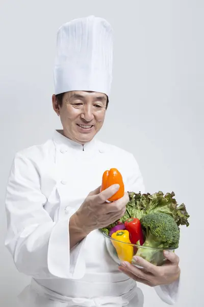 野菜を持っている日本のシェフの肖像画を閉じる — ストック写真
