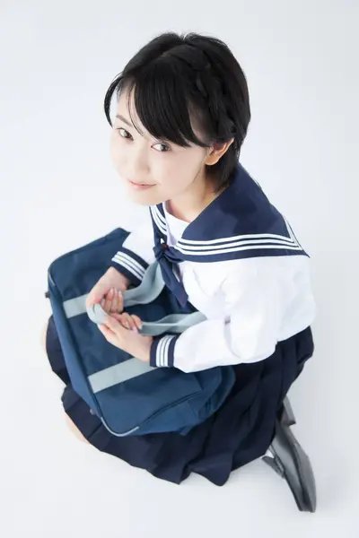 Portrét Usměvavé Asijské Dívky Školní Uniformě Taškou — Stock fotografie