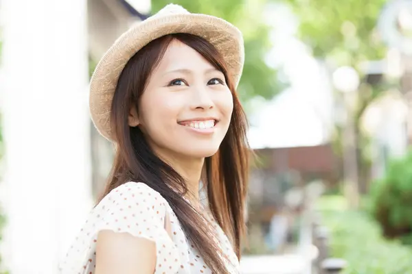 Mooi Glimlachen Aziatische Vrouw Hoed Poseren Straat — Stockfoto