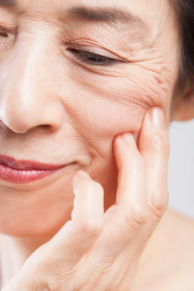 Asiatische Frau Gesicht Nahaufnahme Isoliert Auf Weißem Hintergrund Hautpflegekonzept — Stockfoto