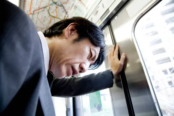 Nemocný Asijský Podnikatel Vlaku — Stock fotografie