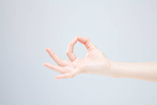 Крупный план женской руки на белом фоне 