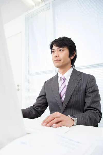 Selbstbewusster Junger Japanischer Geschäftsmann Amt — Stockfoto