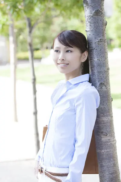 Portret Van Mooie Aziatische Vrouw Zomerpark — Stockfoto