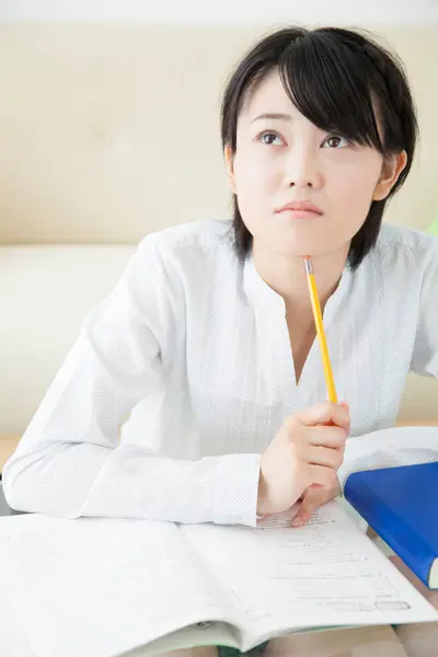 自宅で勉強するかわいいアジアの女の子 — ストック写真