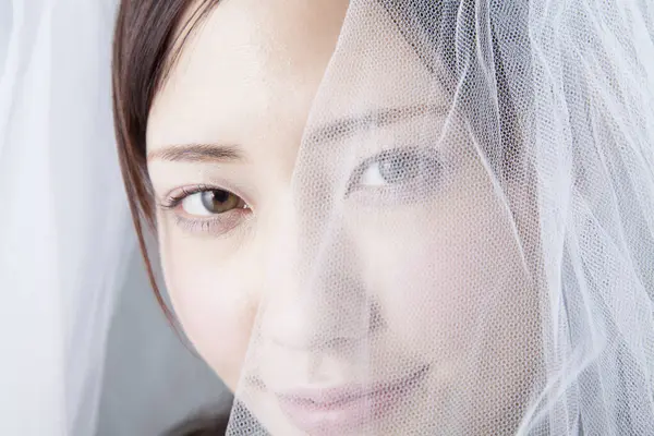 Krásná Mladá Asijská Nevěsta Bílých Svatební Šaty — Stock fotografie