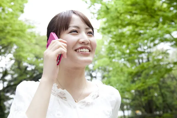 Japonais Femme Parler Sur Téléphone Portable — Photo
