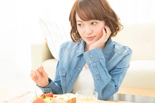 Young Japanese Woman Having Breakfast Home — Stock Photo, Image