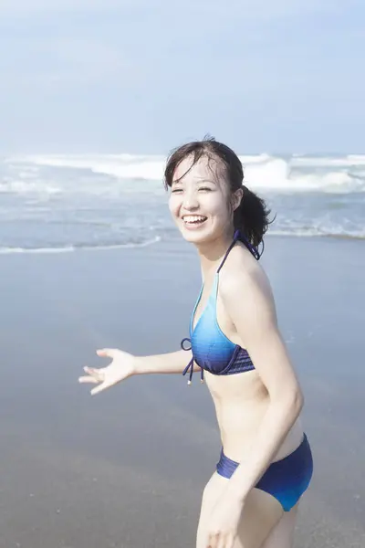 Молода Азіатка Блакитному Бікіні Насолоджується Відпочинком Літньому Пляжі — стокове фото