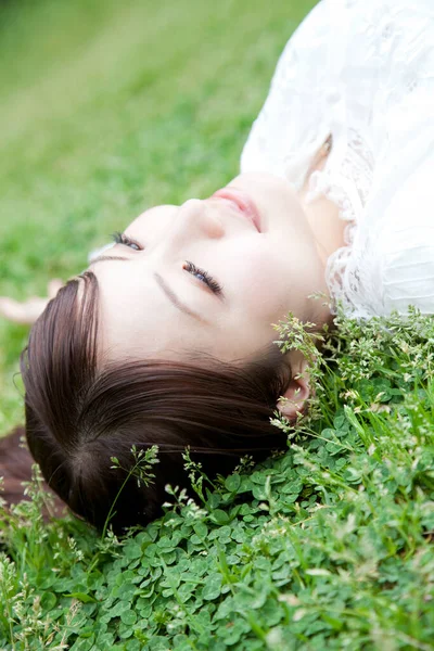 Japońska Kobieta Leżąca Trawie — Zdjęcie stockowe