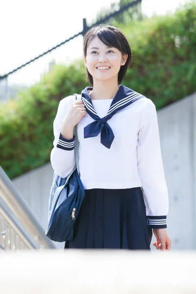 階段の制服を着た日本の女子学生の笑顔 — ストック写真