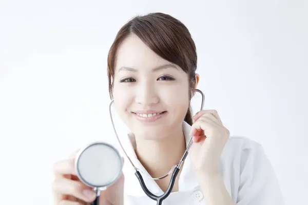 Retrato Estudio Hermosa Enfermera Japonesa Bata Blanca Alegre Médico Aislado — Foto de Stock
