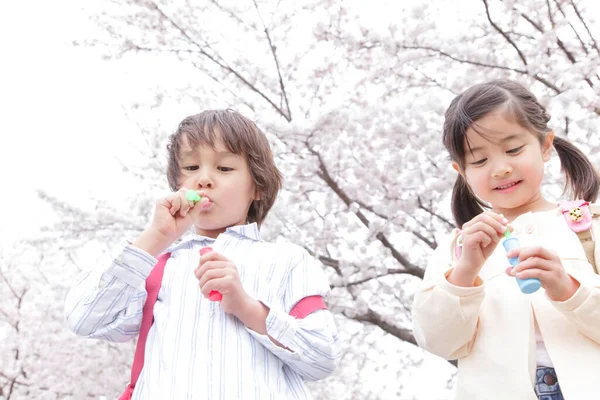 Gelukkig Japans Schoolkinderen Met Zeepbellen Het Voorjaar Park — Stockfoto