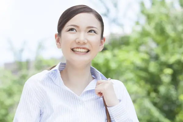 Aziatische Vrouw Park Met Glimlachen — Stockfoto