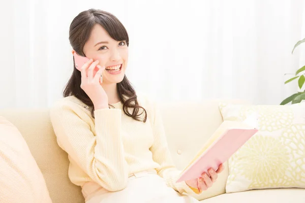 Sonriente Mujer Asiática Hablando Smartphone Comprobando Calendario Reuniones Toma Decisiones —  Fotos de Stock