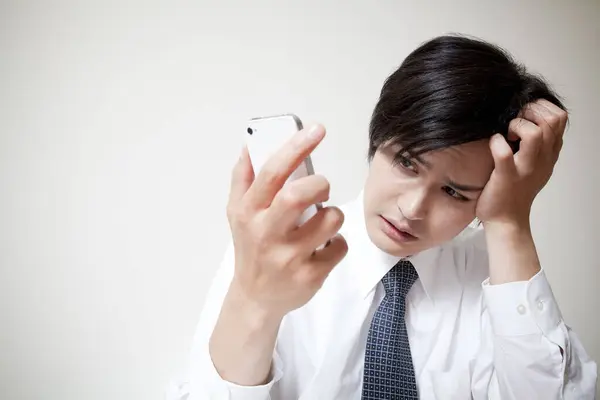 Smutny Biznesmen Pomocą Smartfona — Zdjęcie stockowe