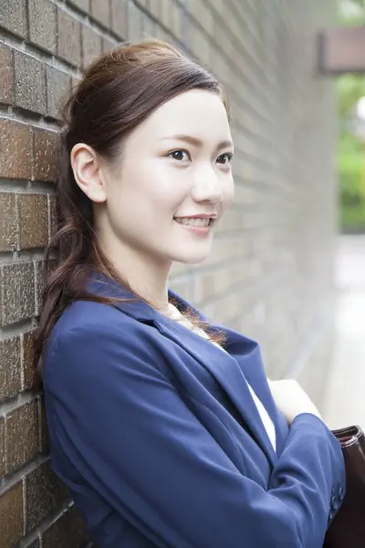 Zelfverzekerde Japanse Zakenvrouw Moderne Stad — Stockfoto