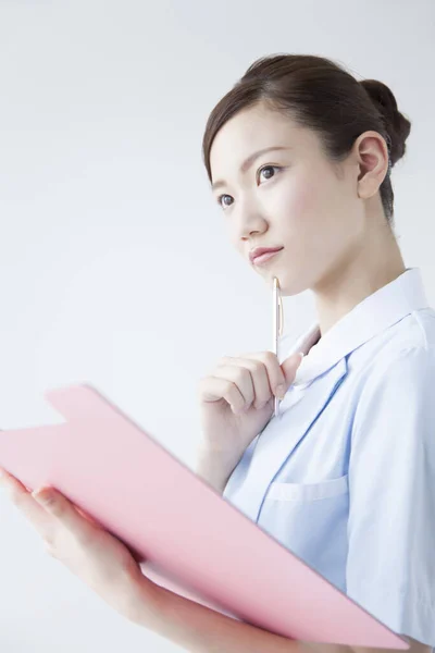Retrato Enfermera Japonesa Sosteniendo Portapapeles — Foto de Stock
