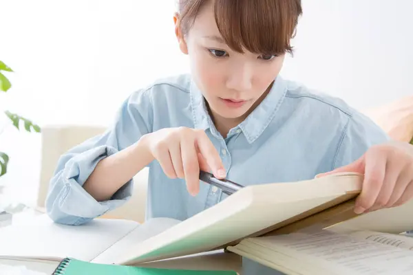 Joven Japonesa Estudiando Casa Con Libros Bolígrafos — Foto de Stock