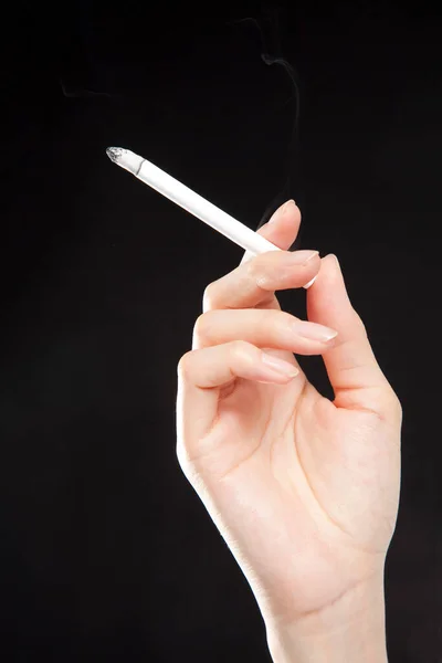 Donna Fumare Sigaretta Sfondo Scuro — Foto Stock