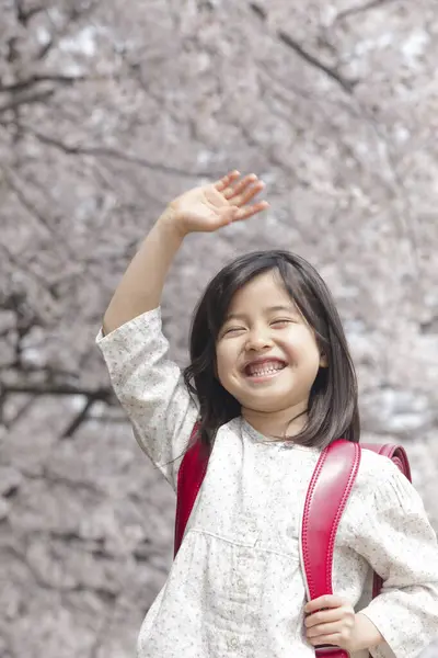 Słodkie Japońskie Dziecko Dziewczyna Plecakiem Parku Wiosennym Koncepcja Edukacji — Zdjęcie stockowe