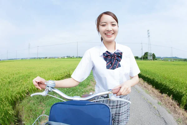 Uśmiechnięta Azjatycka Uczennica Spacerująca Rowerem Wsi — Zdjęcie stockowe
