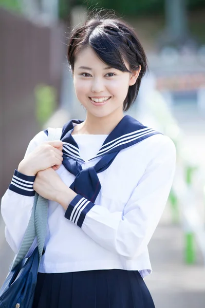 Sorridente Giapponese Studentessa Scuola Femminile Uniforme Posa Sulla Strada — Foto Stock