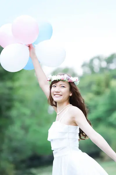 Hermosa Asiático Mujer Con Blanco Globos Parque —  Fotos de Stock