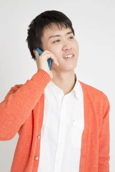 Portrait Homme Asiatique Tenue Décontractée Parlant Téléphone Plan Studio — Photo
