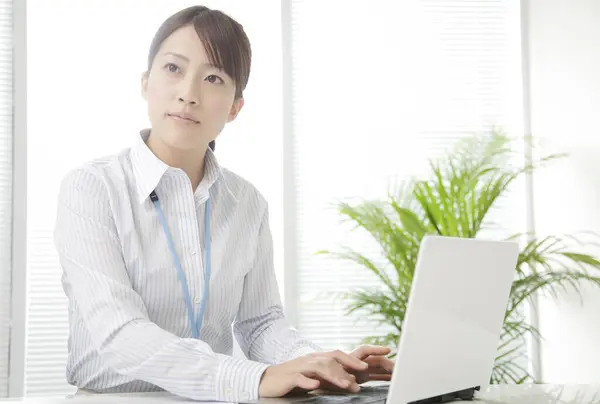 Retrato Una Mujer Negocios Asiática Con Portátil Oficina — Foto de Stock