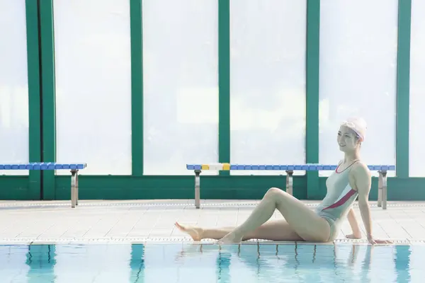 水泳スーツとキャップの日本人女性 — ストック写真