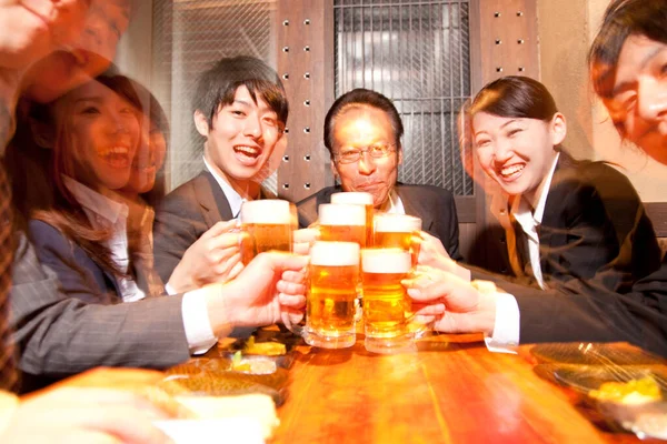Gruppe Japaner Sitzt Bierkneipe — Stockfoto