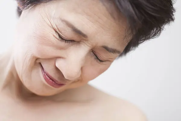 Porträt Einer Asiatischen Seniorin Mit Nackten Schultern — Stockfoto
