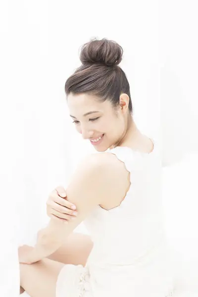 Mulher Asiática Com Conceito Cuidados Com Pele Aplicando Creme Corpo — Fotografia de Stock