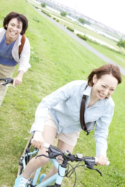 Νεαρό Ζευγάρι Κάνει Ποδήλατο Στο Καλοκαιρινό Πάρκο Υγιής Έννοια Τρόπου — Φωτογραφία Αρχείου
