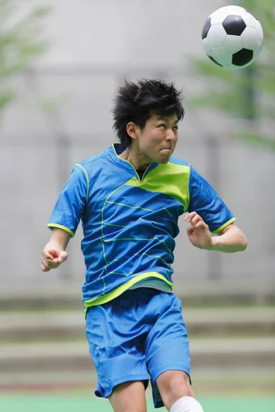 Joven Asiático Hombre Jugando Fútbol —  Fotos de Stock