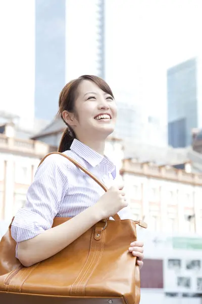 Glimlachende Japanse Zakenvrouw Zakendistrict — Stockfoto