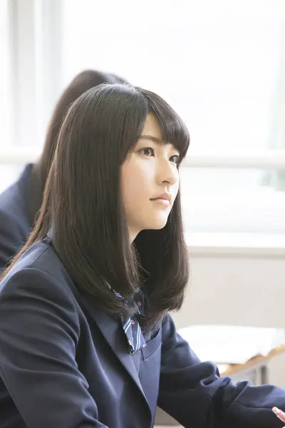 学校で勉強している美しい日本の女子高生 — ストック写真