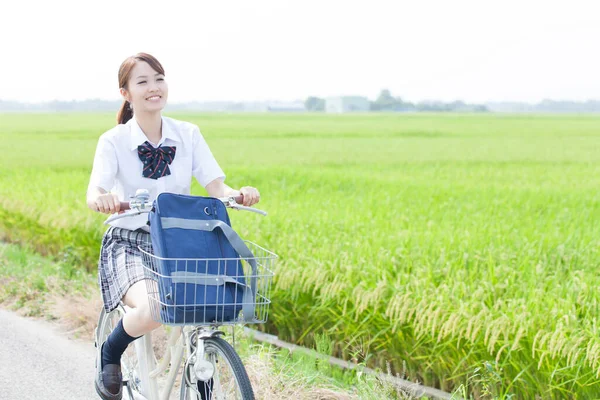 Χαμογελαστή Ασιάτισσα Μαθήτρια Που Κάνει Ποδήλατο Στην Εξοχή — Φωτογραφία Αρχείου