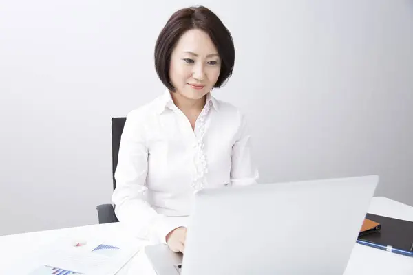 Kadını Işyerinde Dizüstü Bilgisayar Kullanarak - Stok İmaj